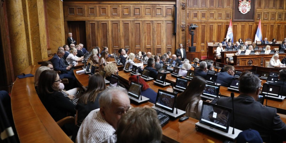 Poslanici u 10 časova nastavljaju raspravu o 18 tačaka dnevnog reda vanrednog zasedanja