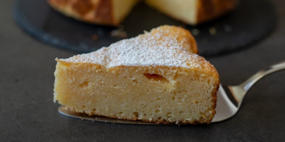 Brzi jogurt kolač od samo 4 sastojka: Mekan, vazdušast i danima sočan
