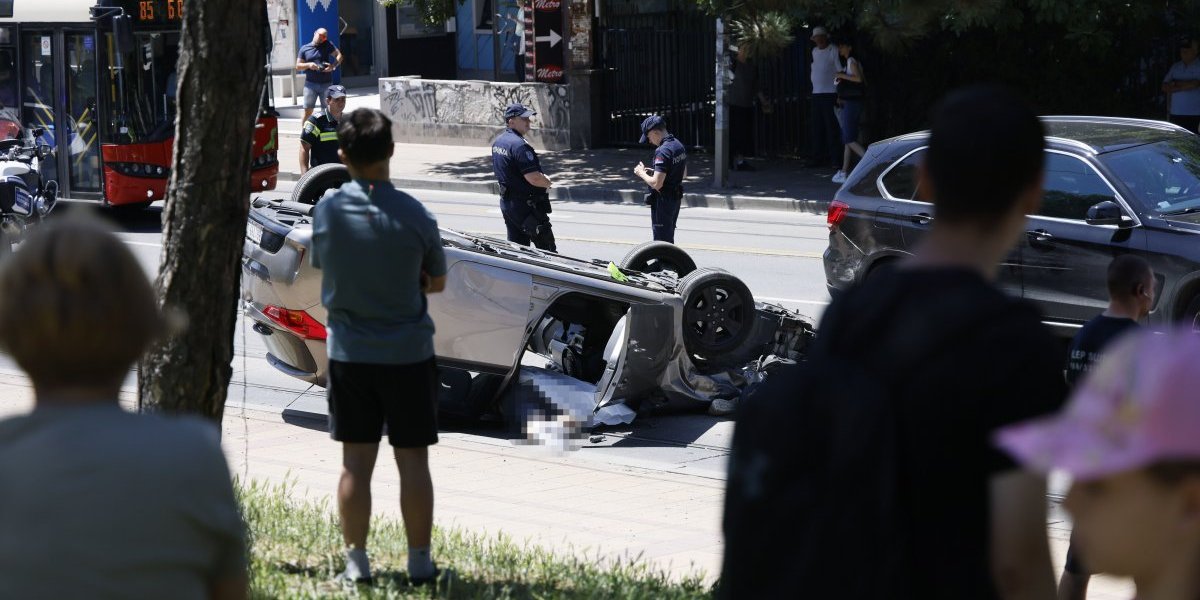 Automobil prevrnut na krov
