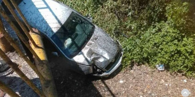 Nesreća kod Banjaluke: Auto sleteo sa mosta (FOTO)