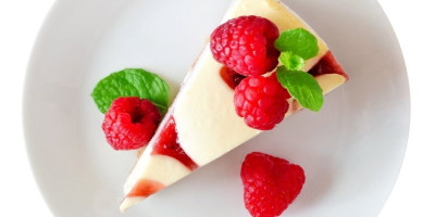 Bez šećera i bez pečenja: Ova torta sa limunom i malinama je hit leta