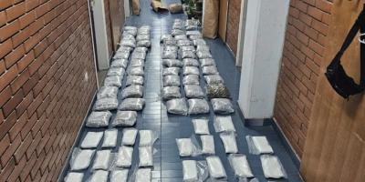 Pronađeno više od 100 kg narkotika: Policija upala u kuću u Novim Karlovcima, odmah uhapšena dva muškarca