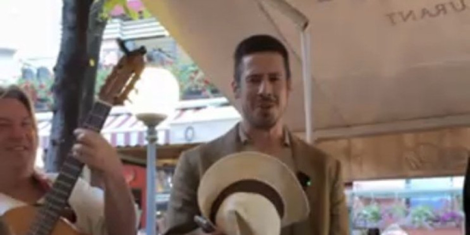 Pogledajte samo snimak! Nikola Rokvić stavio šešir, pa svima ulepšao dan - Orila se Skadarlija (VIDEO)