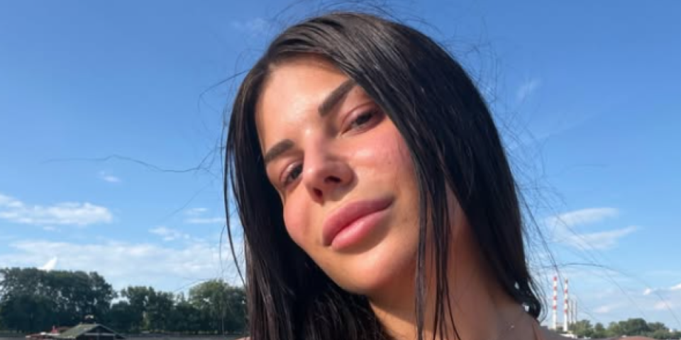 Srbi, polako sa komentarisanjem! Tina se skinula pa zauzela pozu na gliseru: Tračice jedva zadržale grudi, a dole… (FOTO)