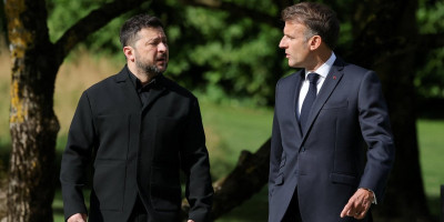 Šokantan snimak Zelenskog dok izlazi iz auta na G7! Pogledajte šta mu je Makronov žandarm uradio!