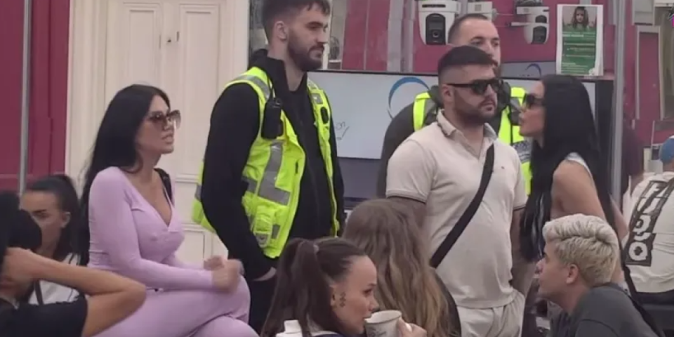 "Ku**etino, posteljina ti smrdi na spermu!" Istorijski obračun starleta, Srbi gledaju i ne veruju