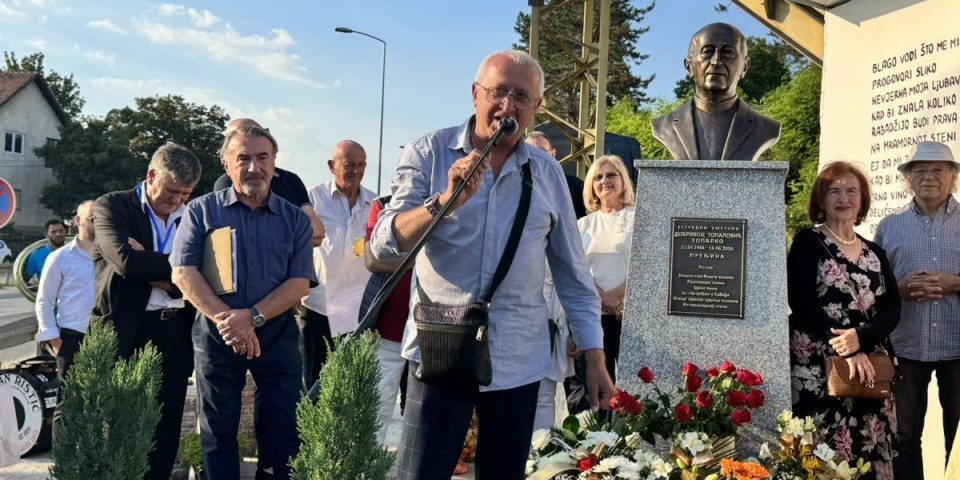 Informer u Preljini: Otkrivena bista Dobivoja Topalovića - Vera Matović i Era Ojdanić se slomili