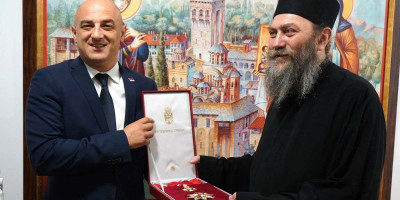 Za naročit doprinos: Igumanu manastira Hilandara uručen Sretenjski orden (FOTO)