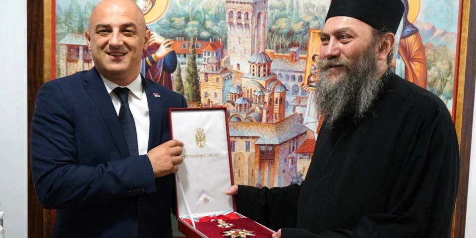 Za naročit doprinos: Igumanu manastira Hilandara uručen Sretenjski orden (FOTO)