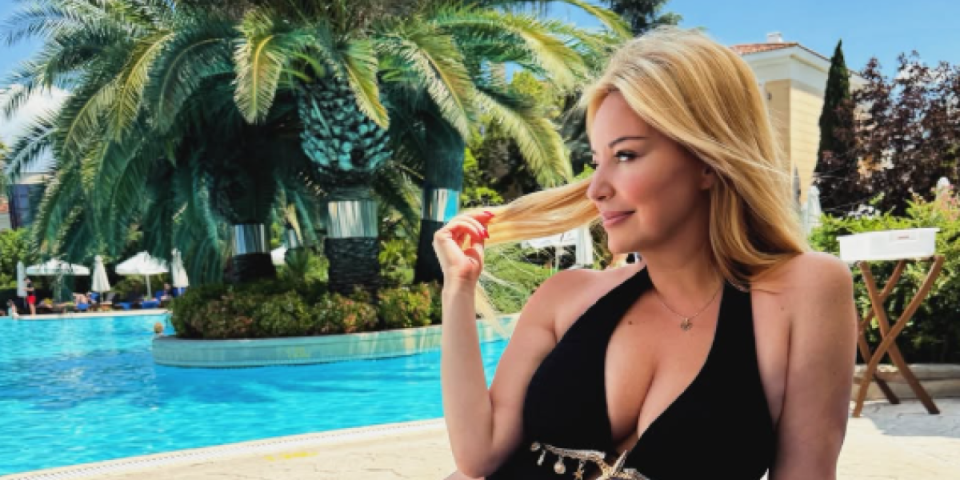 Bujnim grudima mami na greh! Nekad najsmernija pevačica provocira u bikiniju (FOTO)