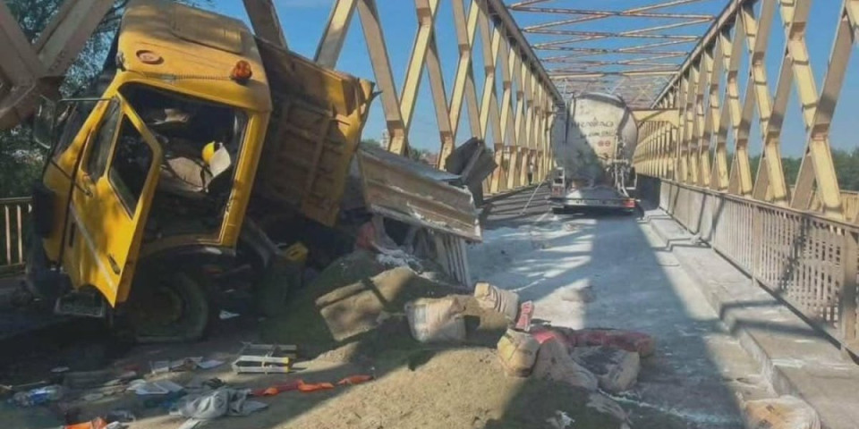 Drama kod Sente: Kamion izgubio kontrolu pa udario u ogradu mosta (FOTO)