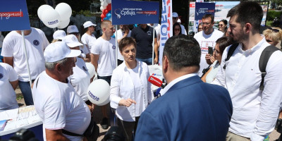 Srbija pobeđuje! Ana Brnabić u Zemunu - osmesi, zajedništvo i podrška politici razvoja (FOTO)