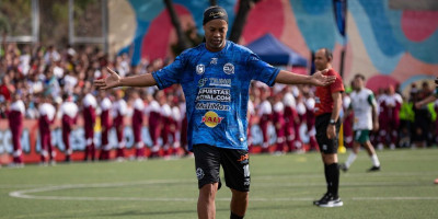 Bomba! Bomba! Bomba! Filmski povratak mađioničara - Ronaldinjo opet na terenu!
