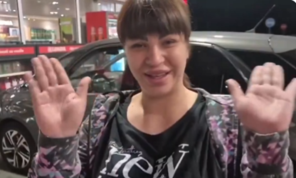 Šok snimak iz Čačka! Godinama ga urnisala, sad opet proganja - Miljana se pojavila na Mišelovom pragu pa urlala iz petnih žila