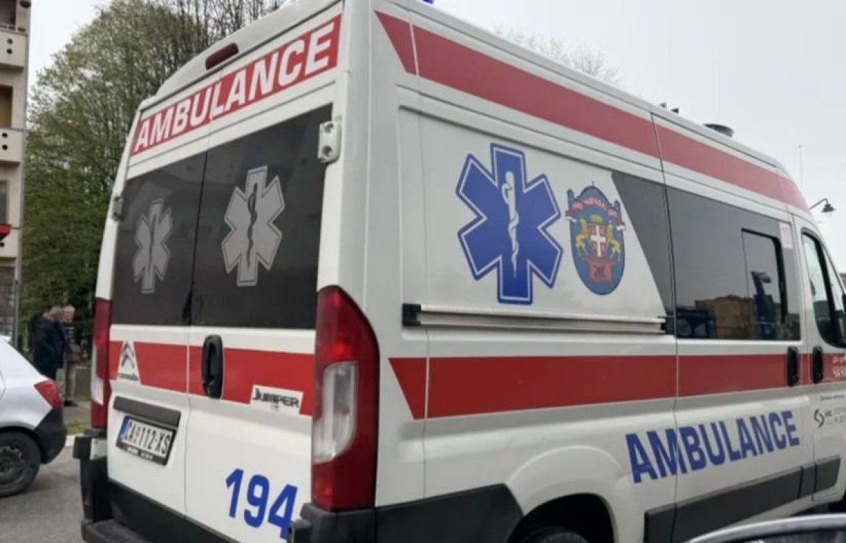 Težak udes na ulazu u Prolom Banju, dve osobe povređene; eksplozija u Atini srušila zgradu