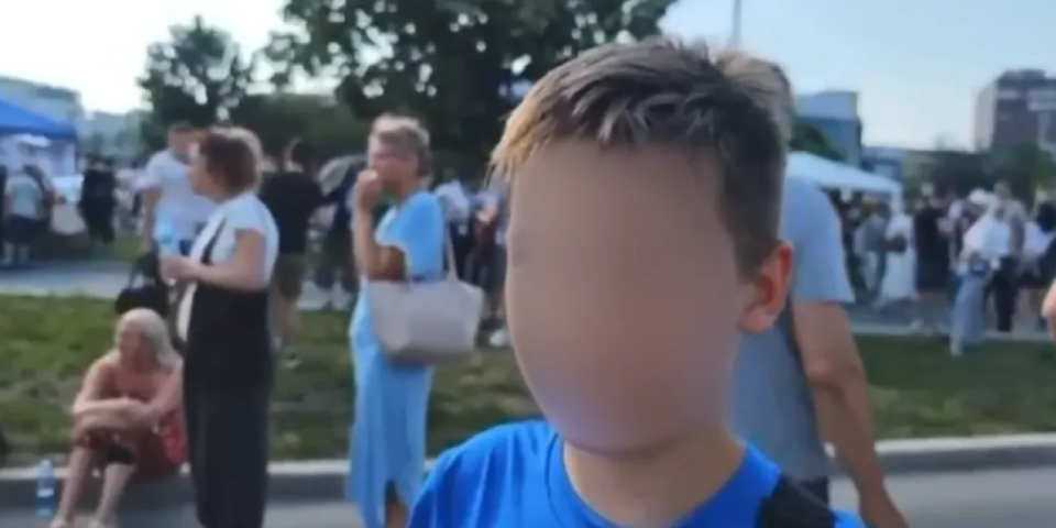 Zastrašujuće! Blokaderski novinar tera dete da peva političke pesme - Jeziva zloupotreba dece u Novom Sadu (VIDEO)