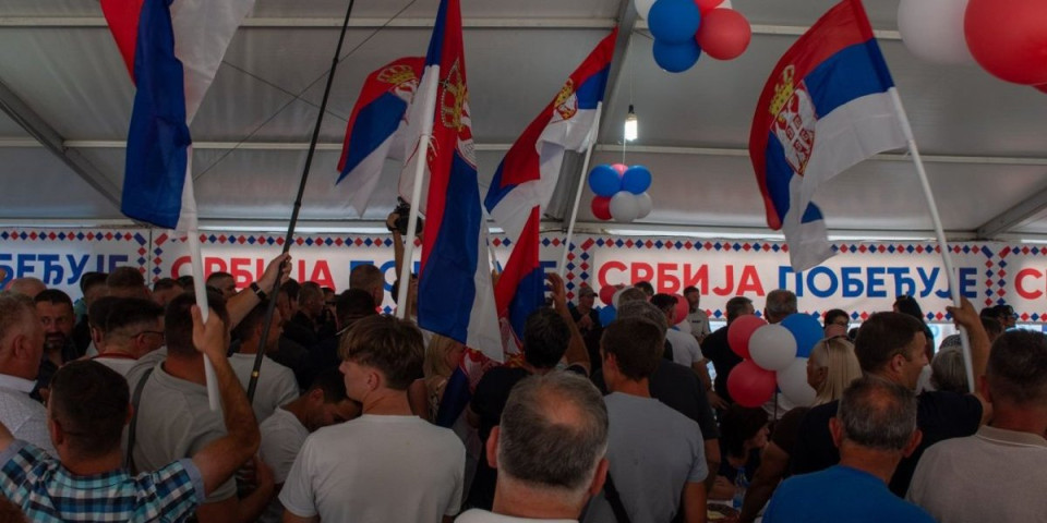 Spektakl! Rekordan broj ljudi: Više od 2.000 pristalica na velikom SNS veselju u Prijevoru kod Čačka (FOTO/VIDEO)
