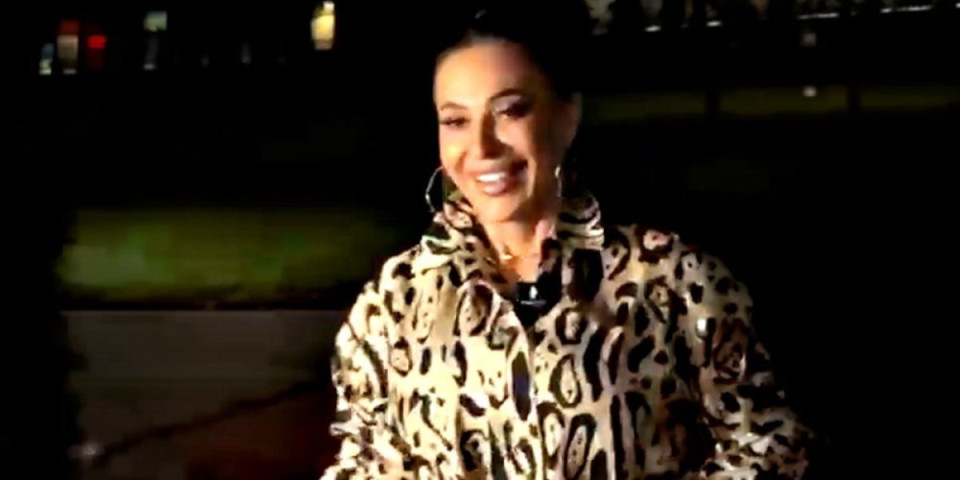 Bruka ili modni pogodak? Ceca stigla na finale Zvezda Granda, svi gledaju u jedno (VIDEO)