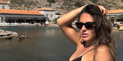 Muškarci zanemeli, minijaturni bikini, znoji se na plaži... Brineta pokazala telo koje ostavlja bez daha
