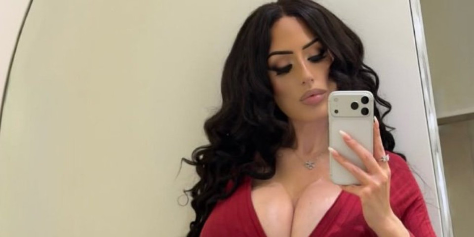 Bujnim grudima mami na greh: Vrela crnka zapalila Instagram - dekolte puca (FOTO)