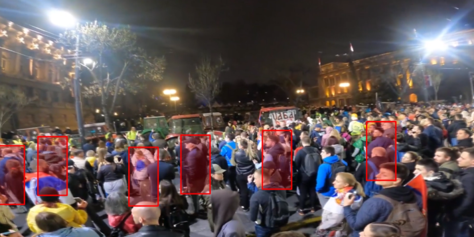 Da li je ovo kljulčni dokaz?! Šestoro ljudi znalo šta sledi? Kamere zabeležile trenutak pre nego što je masa krenula da beži (VIDEO)