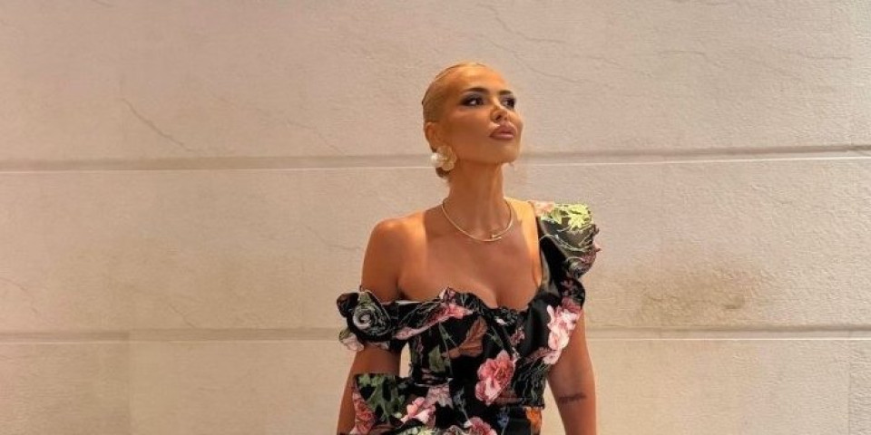 Kakva bomba! Žena našeg fudbalera podigla haljinu, pa pokazala čime raspolaže: Seksi izdanje (FOTO)