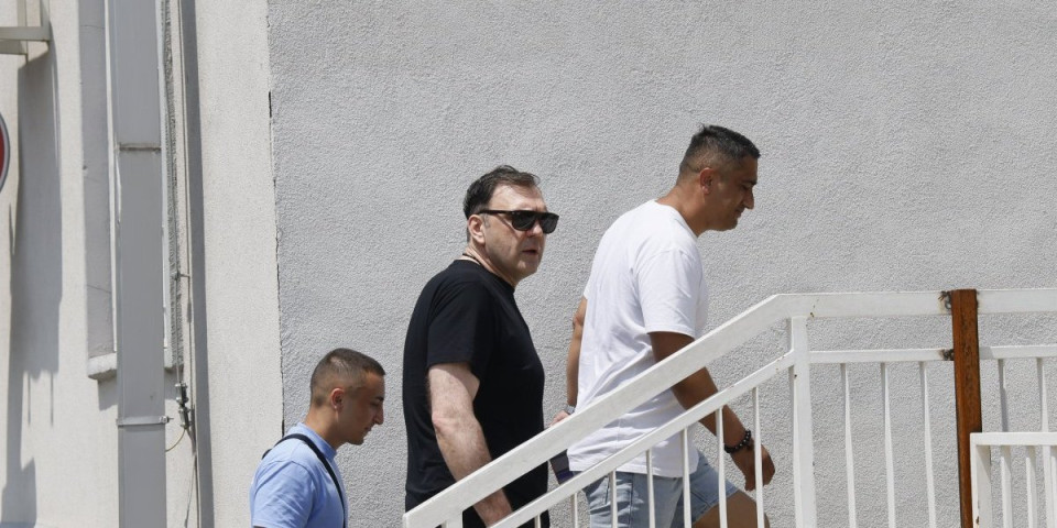 Čeka se izlazak Mine Kostić iz "Laze Lazarević" - Evo ko je došao po nju, a imali su i dogovor (FOTO+VIDEO)