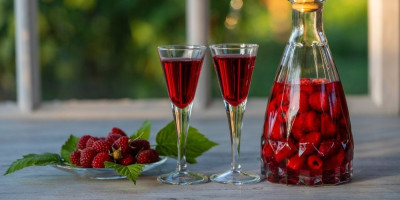 Liker od malina: Starinski recept koji traje decenijama, a potrebna su vam samo 3 sastojka