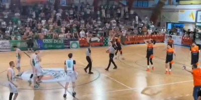 Dve sekunde apsolutnog ludila: Namerni promašaj, pa autokoš - i onda haos (VIDEO)