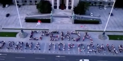 Dron zabeležio moćnu poruku ispred Skupštine: 27. juna nas očekuje spektakl (VIDEO)