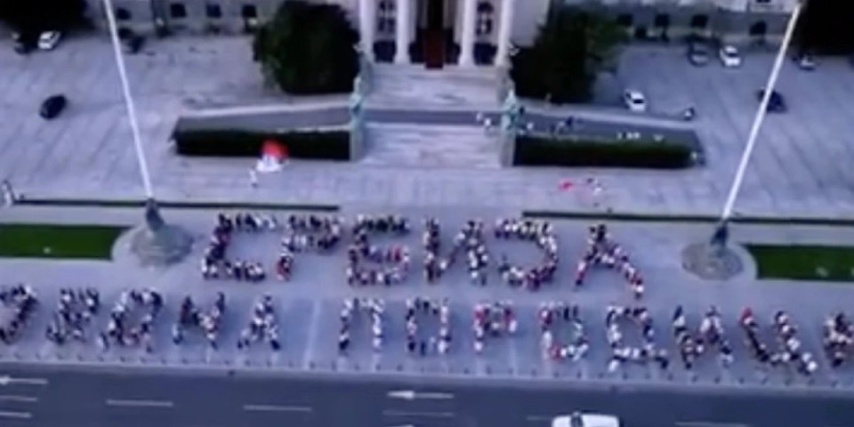 Dron zabeležio moćnu poruku ispred Skupštine: 27. juna nas očekuje spektakl (VIDEO)