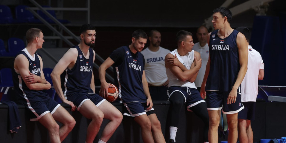Ovi momci bi i na Mundijalu igrali! "Orlovi", gledate li? Košarkaši održali čas fudbala (VIDEO)