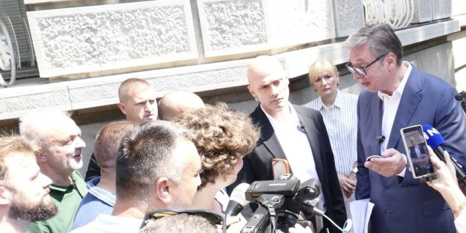 Šta se to upravo desilo u centru Beograda?! Demonstranti stigli ispred Predsedništva, a onda se pojavio Vučić (VIDEO)