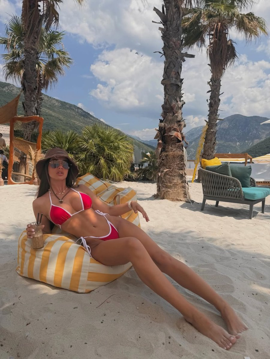 Gaćice se usekle u intimu: Anđela Đuričić podelila vrelu fotku sa novim cicama (FOTO)