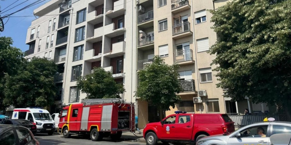 Požar u centru Šapca: Dim ispunio hodnik zgrade, vatrogasci hitno izašli na teren