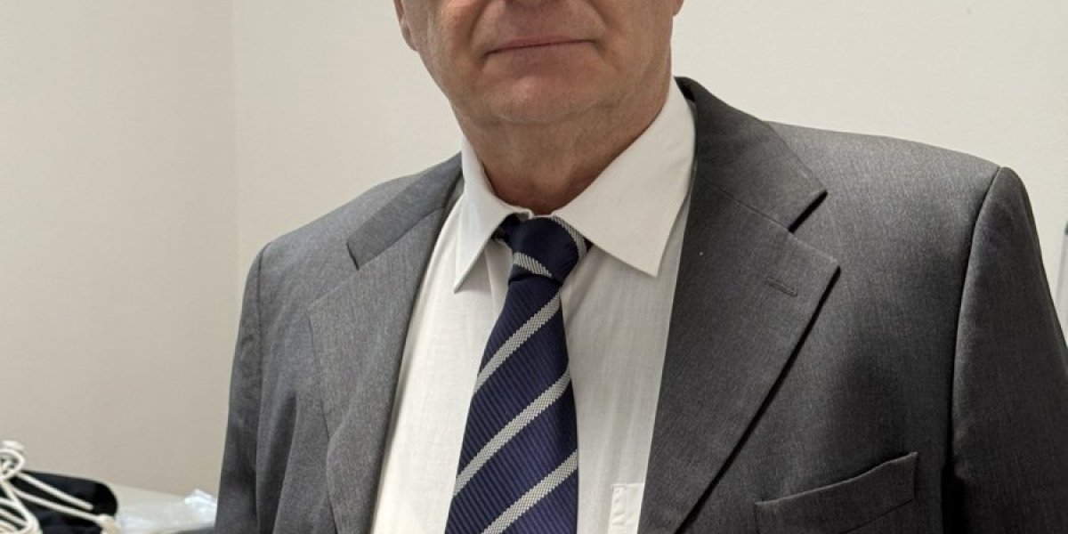 Branislav Lečić kao Vojislav Šešelj u filmu "Kako sam pobedio Hag"