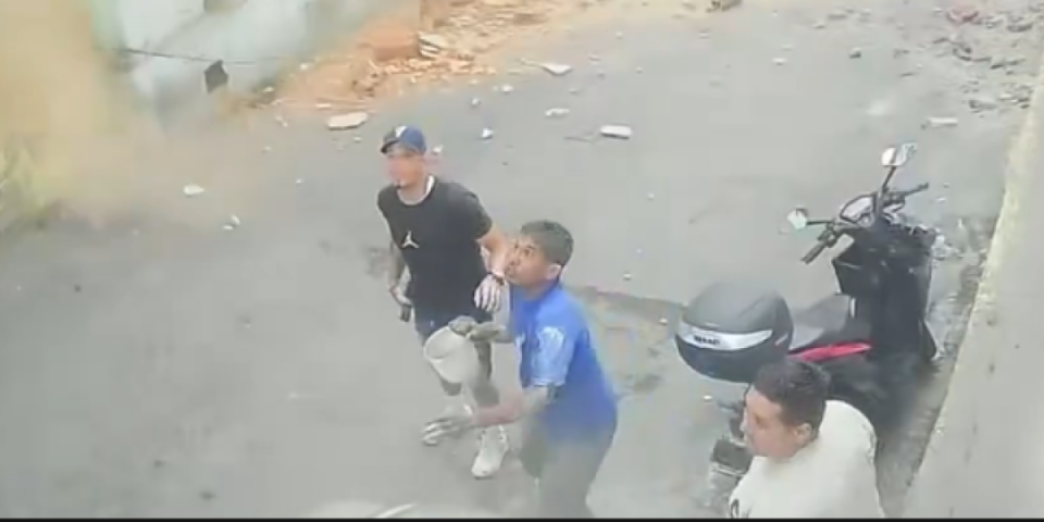 (VIDEO) Ovo su trenuci udara stravičnih potresa u Venecueli! Kamere zabeležile početak horora, ljudi u panici beže od jezivog razaranja
