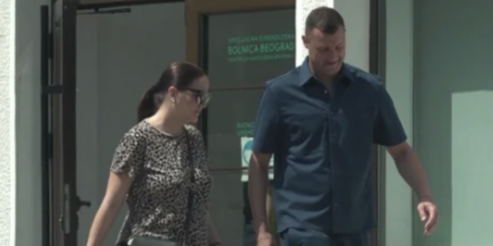 Silvija Nedeljković izašla iz porodilišta! Saša nosi blizance i kiti trubače ispred Fronta