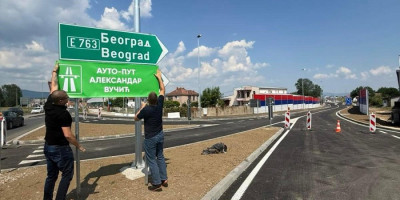 Neviđen gest u Čačku! Moravski koridor privremeno dobio novo ime zbog Vučića (FOTO)