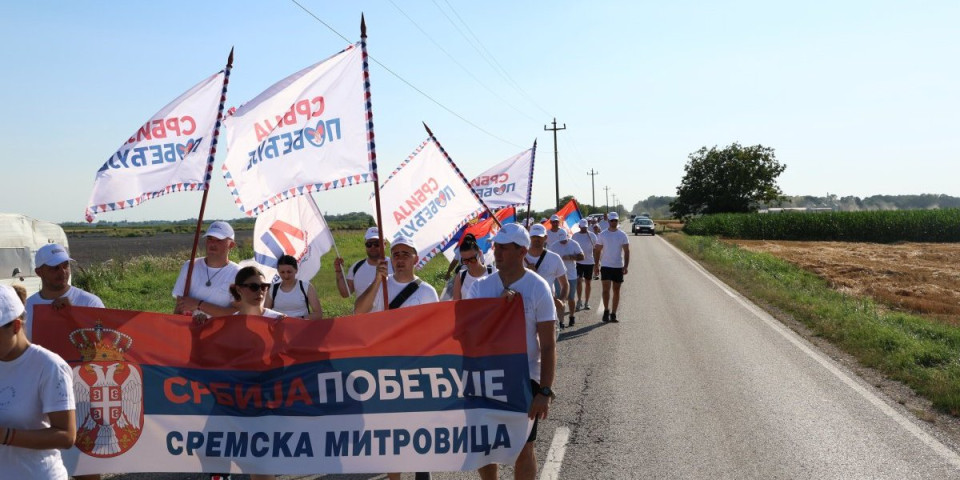 Skandalozno! Jezive pretnje upućene građanima koji pešice idu ka Beogradu... (FOTO)