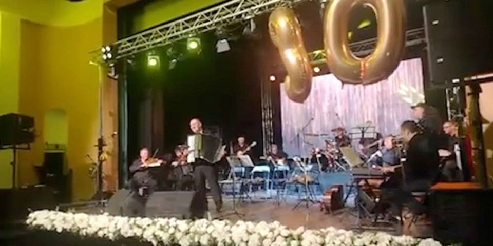 Prepun Dom kulture u Loznici: Počeo koncert povodom jubileja harmonikaša Dragana Kovačevića Struje