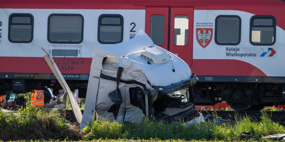 Stravična nesreća na pruzi u Poljskoj: Železnički udes podigao hitne službe na noge! (FOTO/VIDEO)