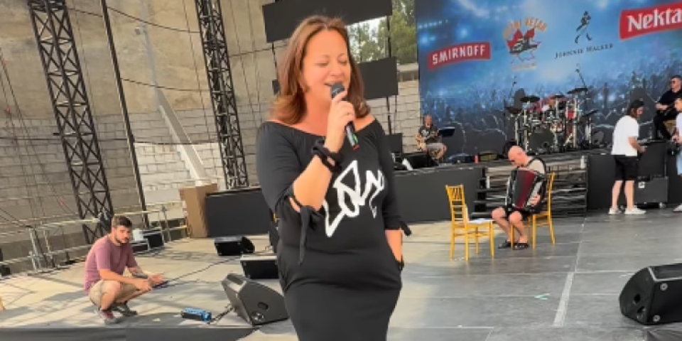 Bele limuzine dovoze zvezde, vreme nikad lepše - sve je spremno za spektakl godine: Anica Milenković usijala mreže pred Južni Vetar festival