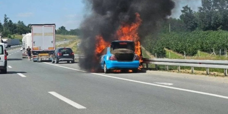 Gori automobil na auto-putu kod Uba: Požar buknuo kod motora (FOTO)