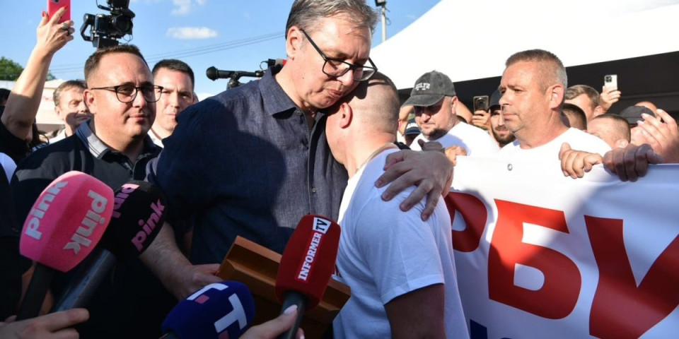 (FOTO)  Predsednik dobio neprocenjiv poklon od mladih sa KiM: Najemotivniji trenutak snimile kamere Informera!