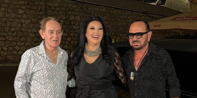 Legende u limuzini - Srbi u delirijumu! Dragana, Mile i Kemal stigli na Taš - Stadion gori