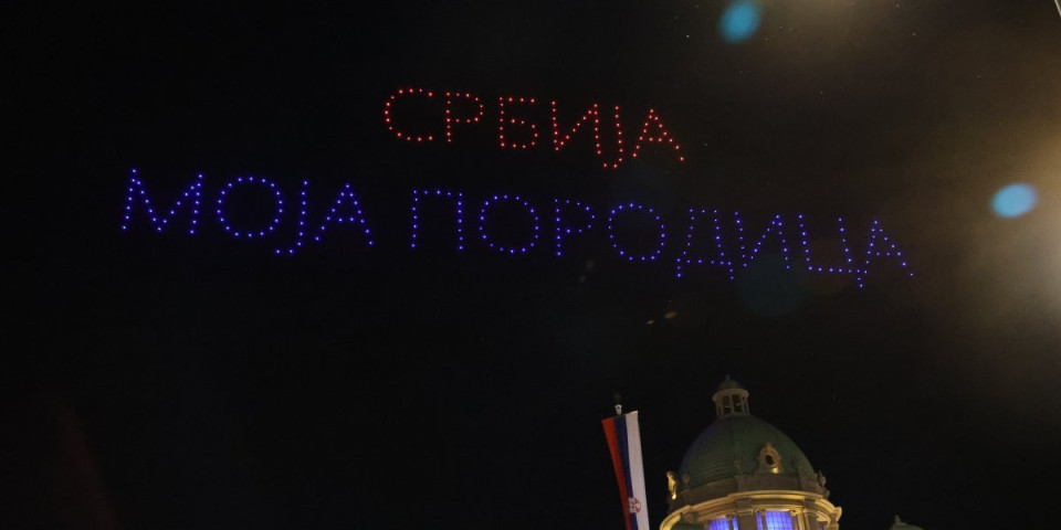 (FOTO/VIDEO) Dronovima ispisano - Srbija, moja porodica! Spektakularna najava skupa u Beogradu - Pogledajte ovo čudo!