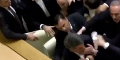 Opšti haos u parlamentu : Sevale pesnice između poslanika, u brutalnoj tuči učestvovale i žene! (FOTO/VIDEO)