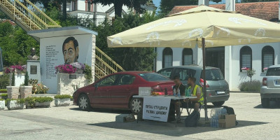 Ljudi, pogledajte ovu bruku: Evo koliko ljudi je "došlo" na blokaderski štand u Preljini - Da nije smešno, bilo bi tužno (FOTO)