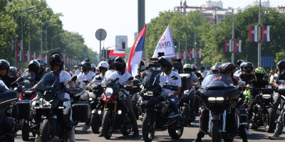 Velika grupa bajkera: Od Palate Srbija ka Skupštini na skup Srbija jedna porodica (FOTO)